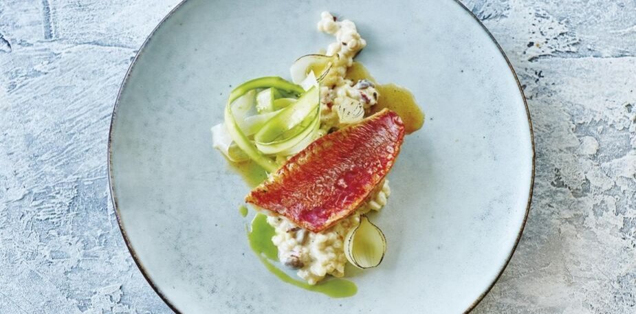Rouget poêlé sur risotto d'orge crémeux, huile de poireaux et beurre noisette – Recette