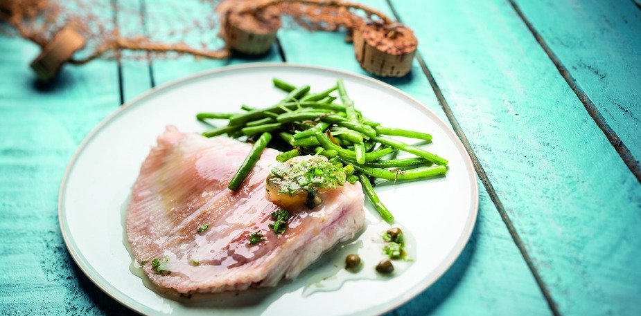 Aile de Raie et sa gelée de câpre au citron, haricots verts aux algues marines – Recette