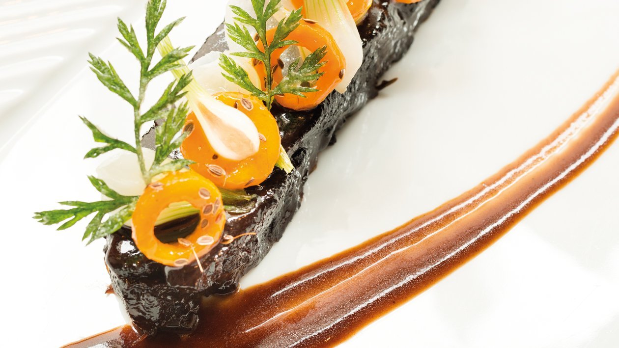 Joue de boeuf fondante braisée, carotte glacée – Recette