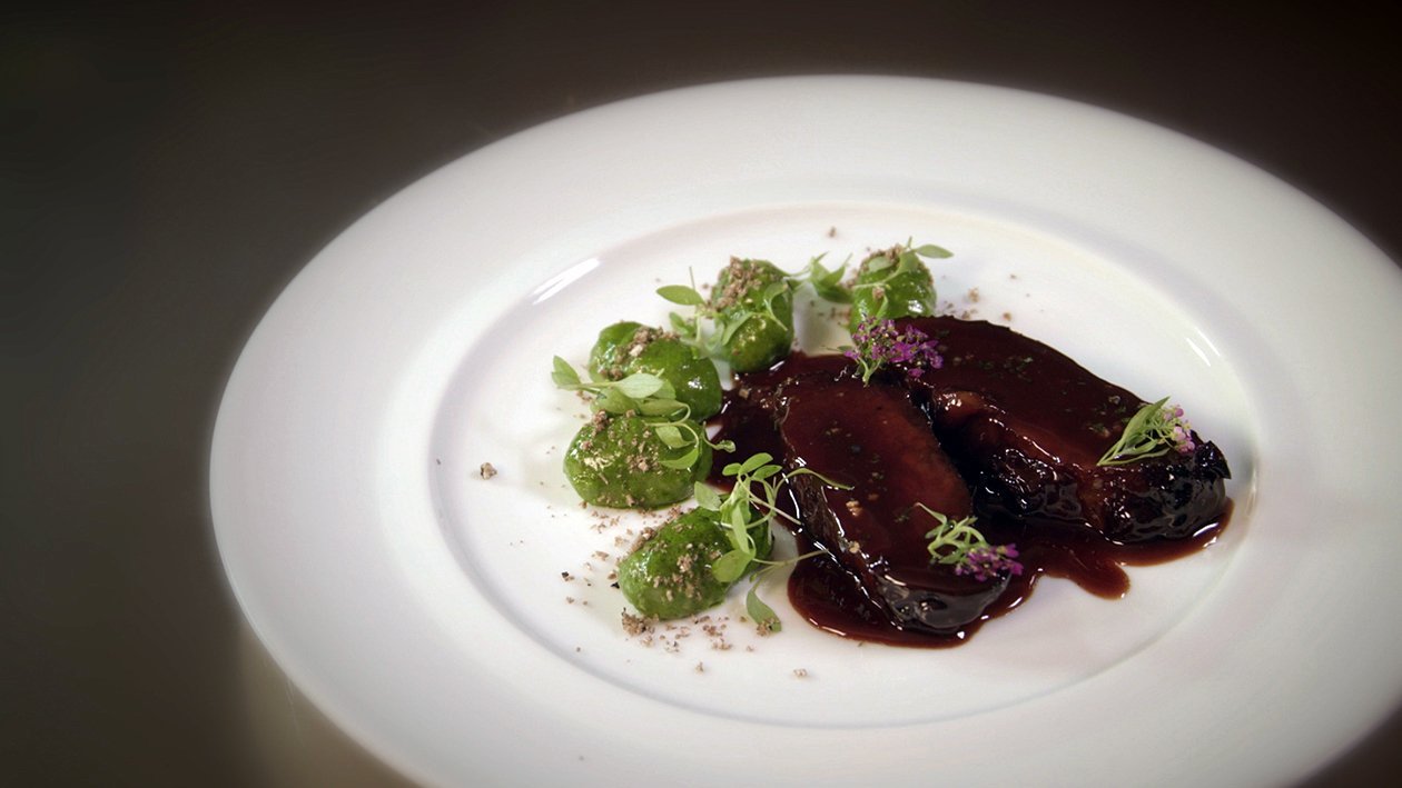 Joues de boeuf braisées, gnocchis verts truffés – Recette