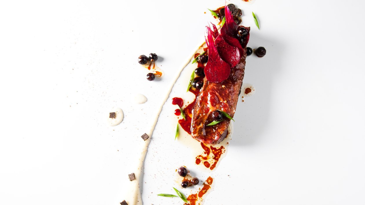 Le boeuf Charolais juste rôti, stracciatella de céleri & truffes, jus aux baies rouges par Frédéric Simonin* – Recette