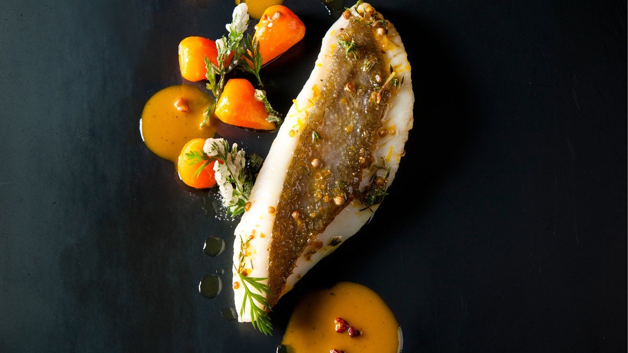 Le Saint-pierre aux saveurs de Sichuan, carottes primeurs aux agrumes et fanes en tempura et fleur d'ail par Frédéric SIMONIN – Recette