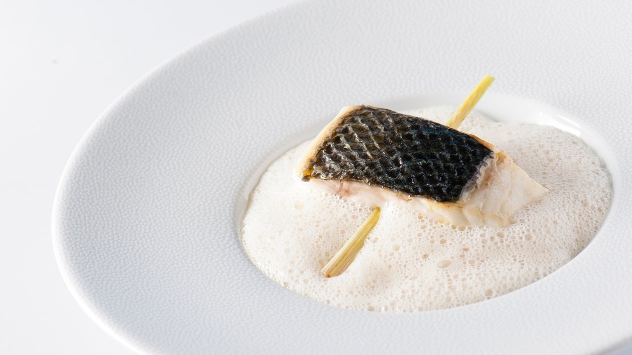 Loup pays contisé à la citronnelle, tartare de gambas à la coriandre, Carnaroli au citron par Bruno Oger** – Recette
