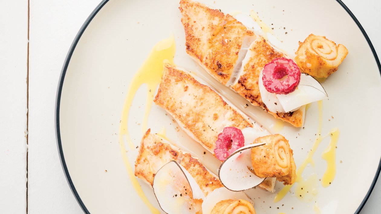 Maigre en papillotte agrumes, framboise et litchi – Recette
