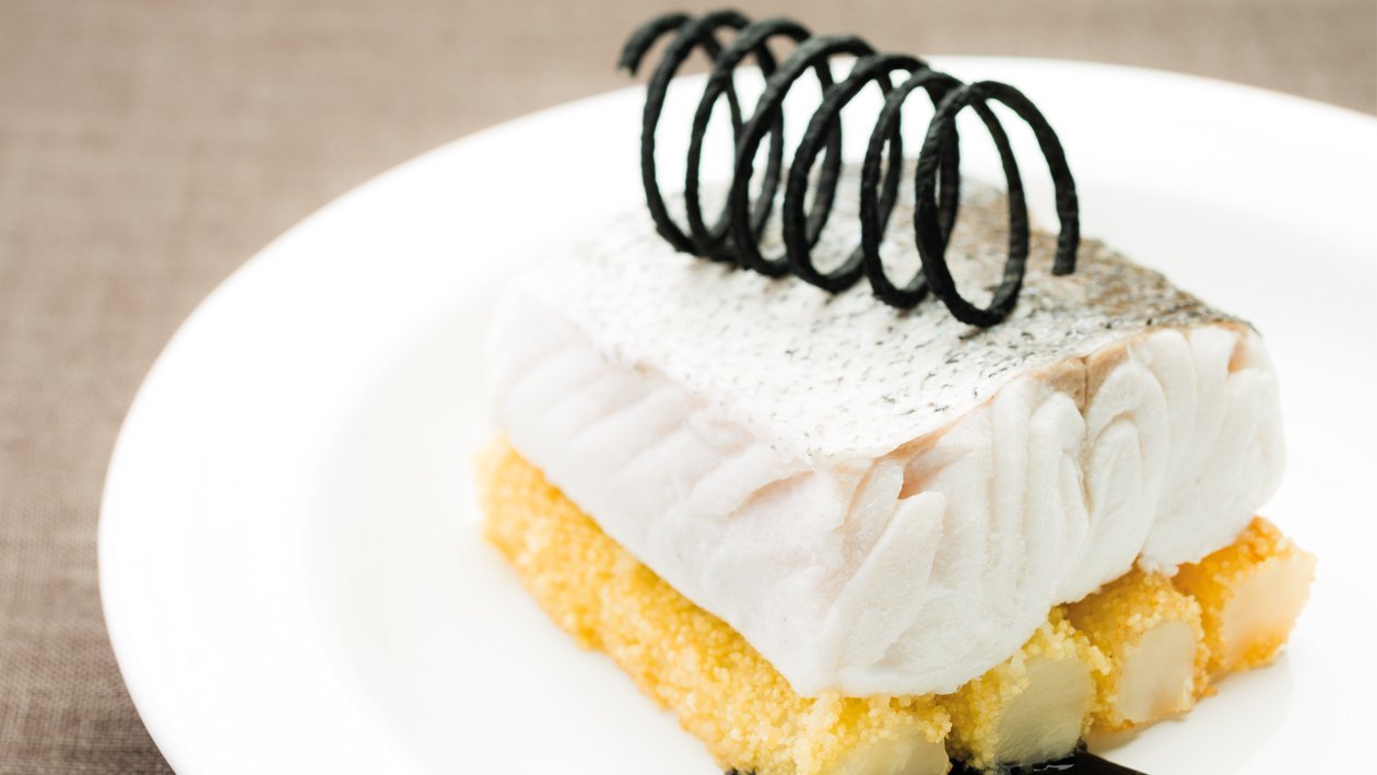 Merlu, céleri fondant, jus à l'encre de seiche – Recette