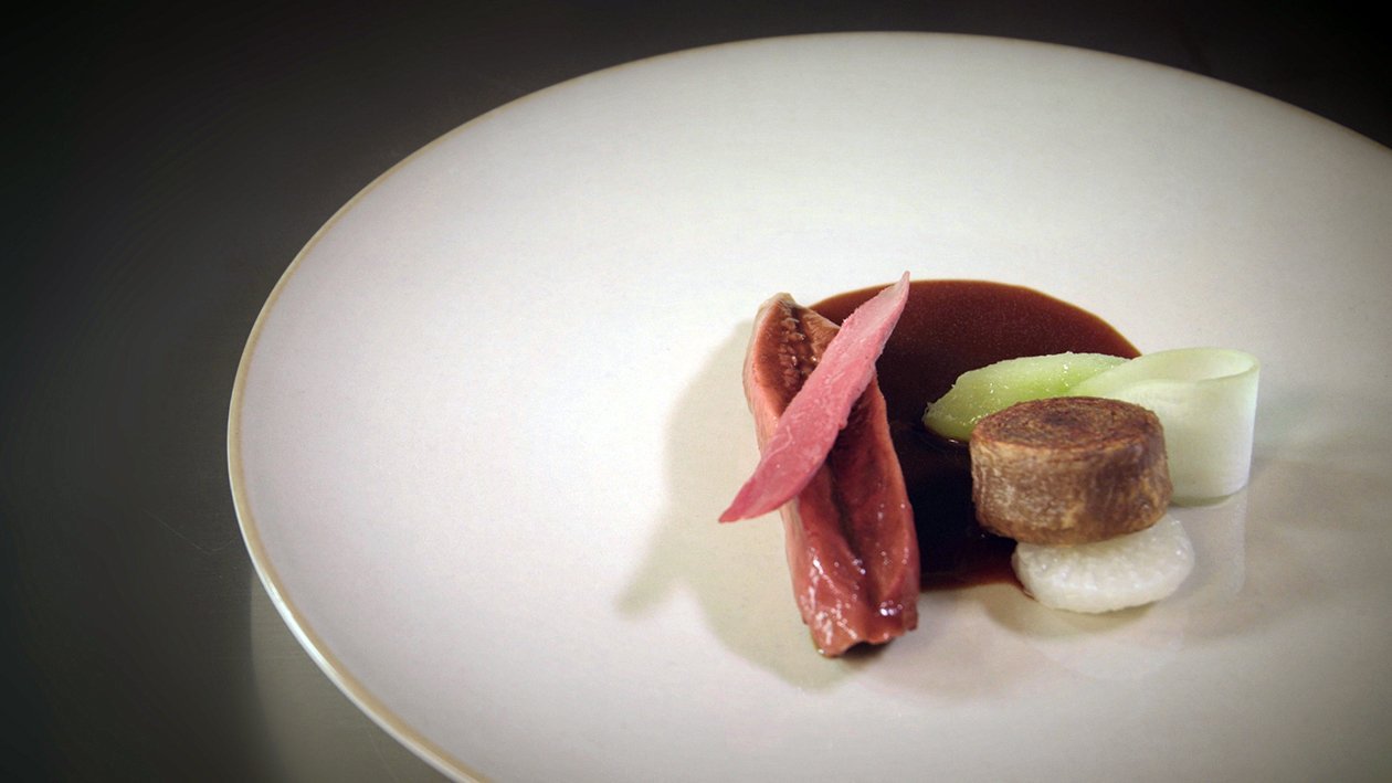 Poitrine de Canard, Chayotte mijotée au jus de navet Confit – Recette