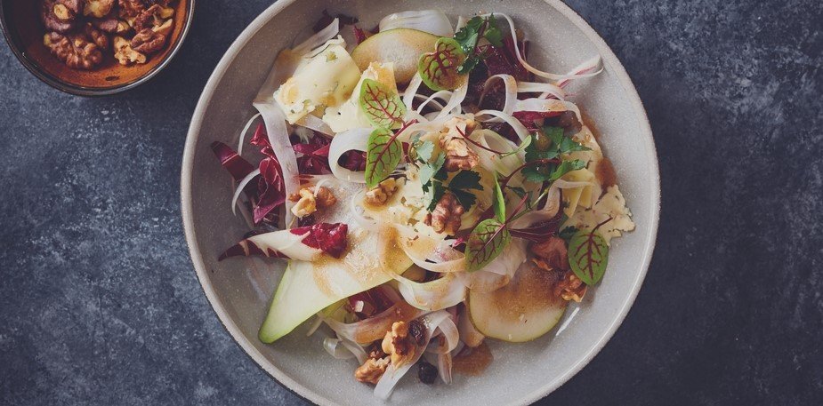 Salade de radicchio, poire, bleu et noix grillées – Recette