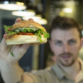 Parmi l’offre pléthorique en matière de burger, à Lyon comme ailleurs, comment arrivez-vous à vous démarquer ? Parmi l’offre pléthorique en matière de burger, à Lyon comme ailleurs, comment arrivez-vous à vous démarquer ?